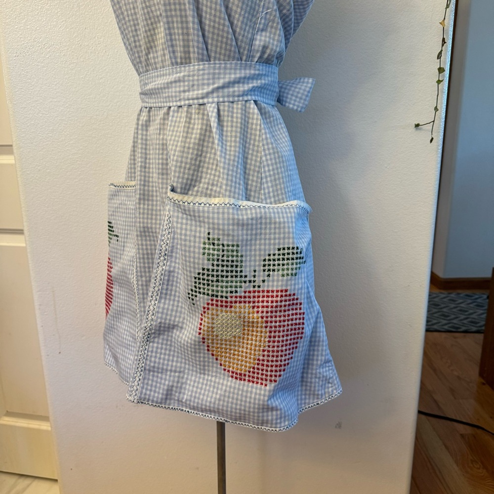 Vintage Gingham Apron with Apple Embroidery - Picture 7 of 10